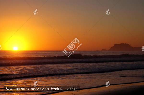 日出在新西蘭海灘沖浪