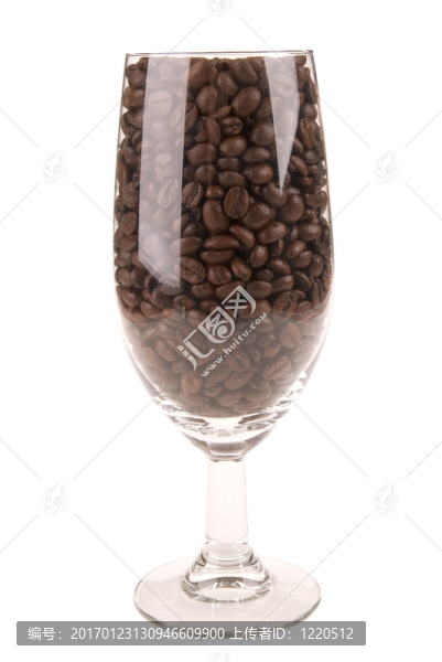 葡萄酒杯里的咖啡豆