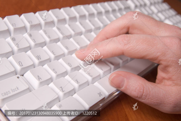 女性在電腦鍵盤上打字