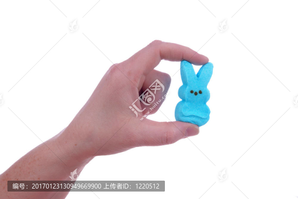 手拿著藍色的兔子復活節(jié)糖果