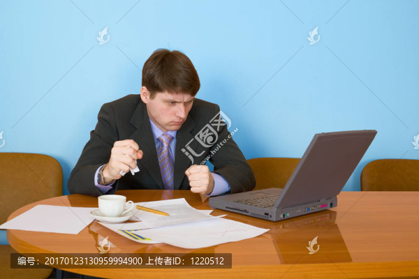 商人在工作場所與筆記本電腦
