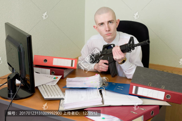 用步槍武裝的會計