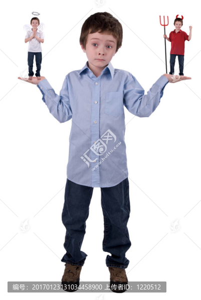 天使和魔鬼在一個年輕的男孩手中