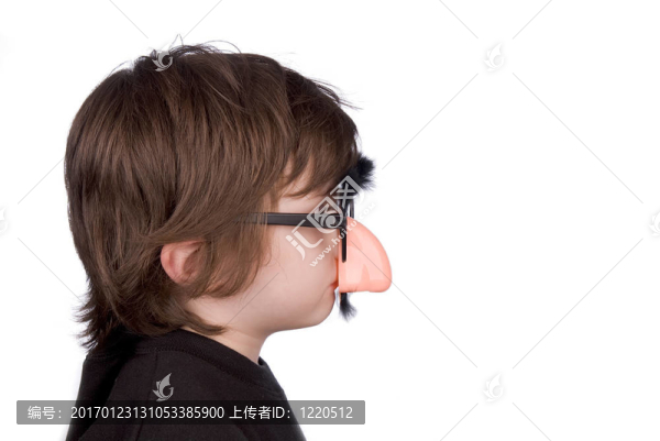 戴假鼻子和眼鏡的男孩
