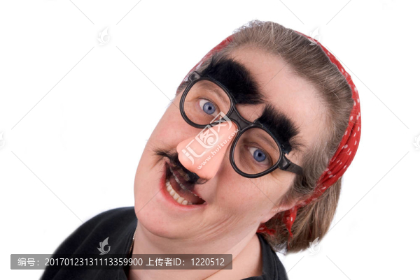 戴假鼻子和眼鏡的女人