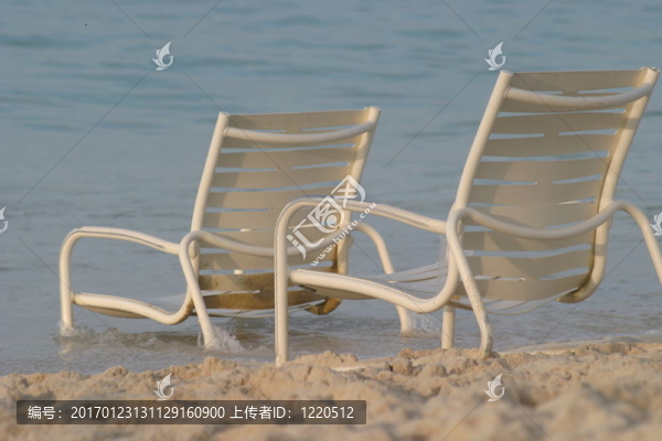 海灘上的2把椅子