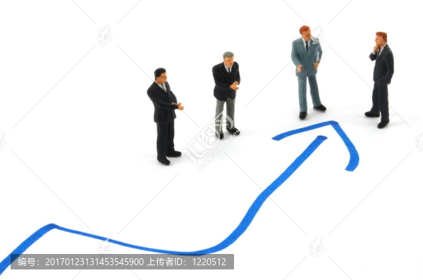 圖表背景的商業(yè)人士