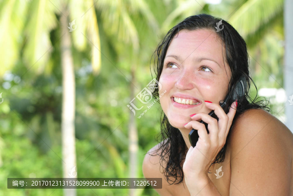 漂亮的年輕女人在手機上說話