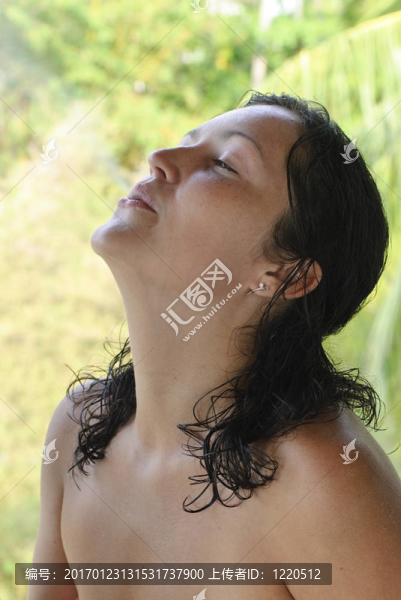 年輕漂亮的女人呼出的煙