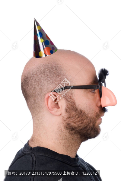 戴假鼻子和帽子的男人
