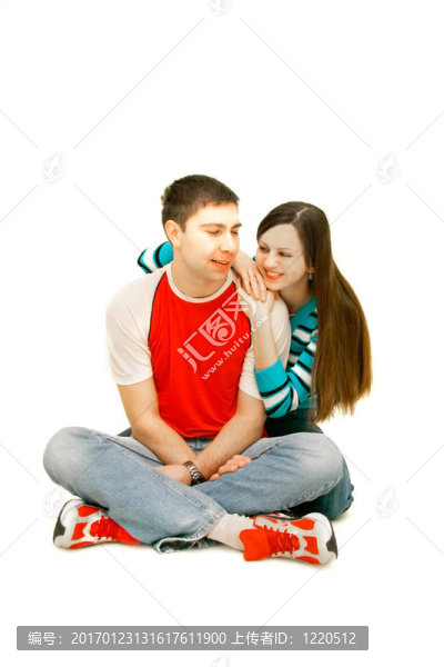 年輕快樂的夫婦過白色