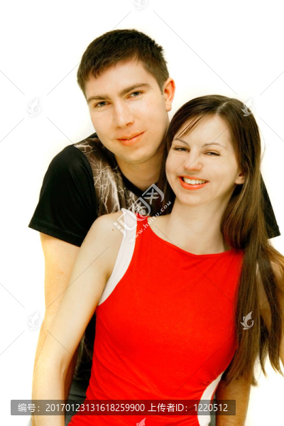 年輕快樂的夫婦過白色