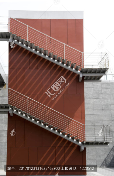 樓梯和紅墻-匯圖網(wǎng) www.fosd68.com 樓梯和紅墻