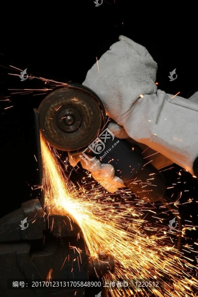 黑色背景上的Orange,Grinding,Sparks