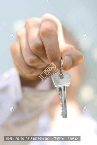 手拿鑰匙