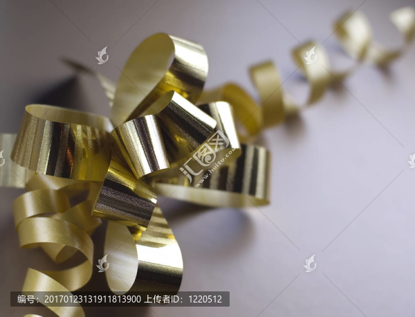 金色絲帶的禮物