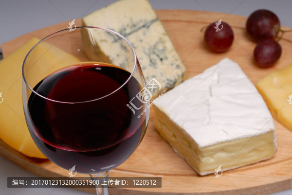 葡萄酒和奶酪的玻璃-匯圖網(wǎng) www.fosd68.com 葡萄酒和奶酪的玻璃