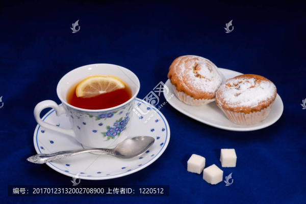 一杯帶蛋糕的茶