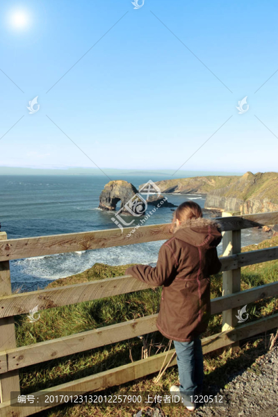 懸崖邊上的女孩-匯圖網(wǎng) www.fosd68.com 懸崖邊上的女孩