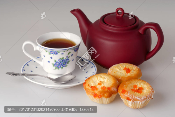 一杯茶；茶壺和蛋糕