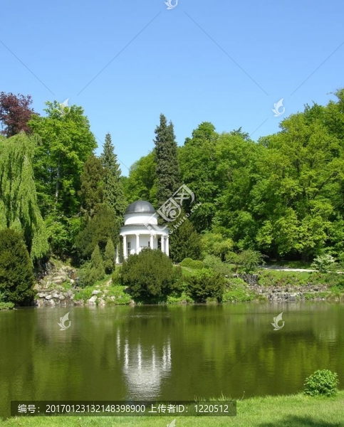 在一個宏偉的公園風(fēng)景古老的涼亭