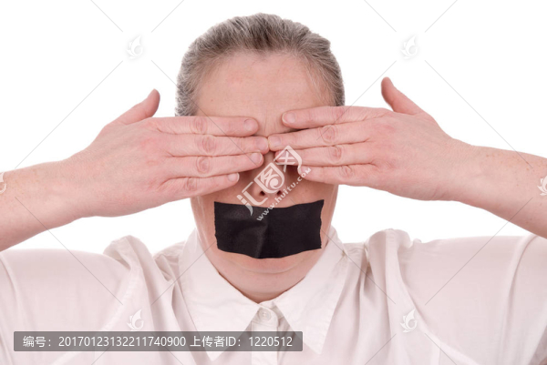 嘴貼著嘴的女人