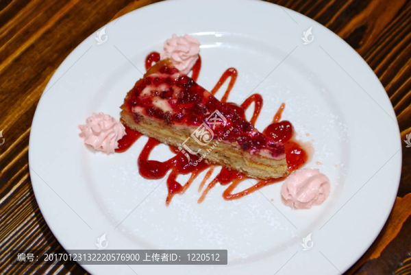 白盤子上的甜漿果餡餅