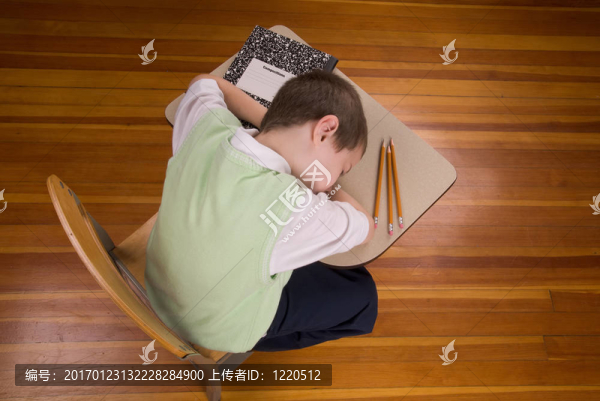 男孩在課桌上睡覺