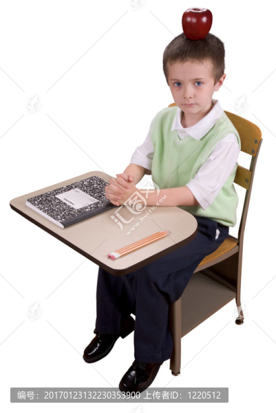 在學(xué)校課桌上的男孩