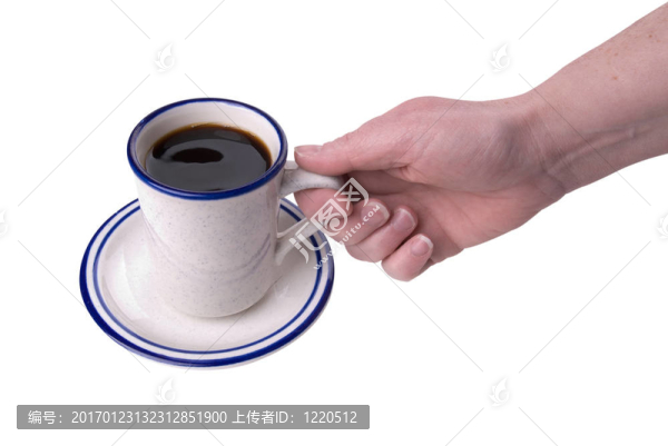 拿著一杯咖啡的女人
