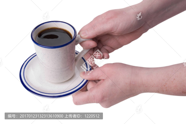 拿著一杯咖啡的女人