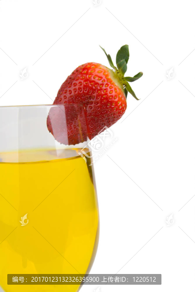 用水果花哨的雞尾酒