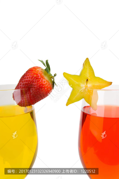 用水果花哨的雞尾酒