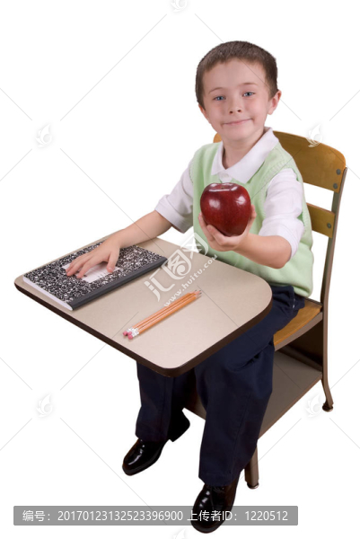 在學(xué)校課桌上的男孩