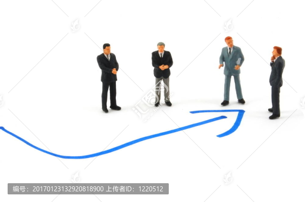 圖表背景的商業(yè)人士