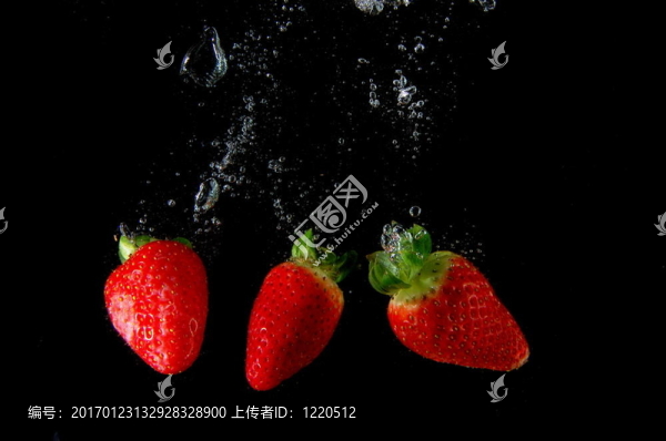 草莓在水