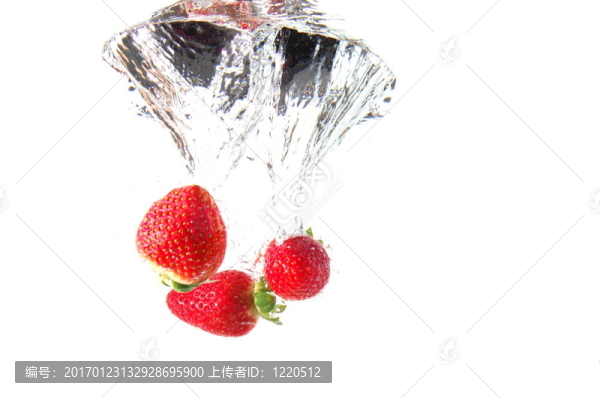 草莓在水