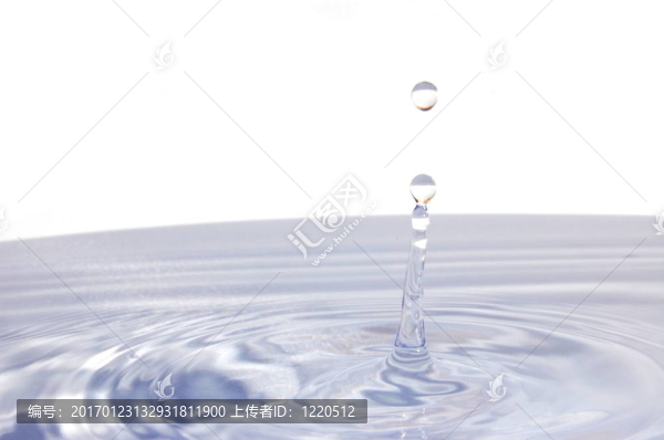 白色水滴上的水滴