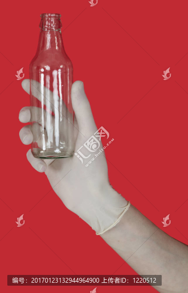 男性手上的空玻璃瓶