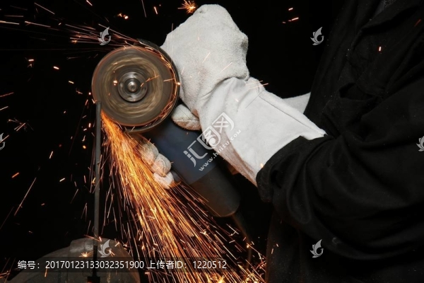 黑色背景上的Orange,Grinding,Sparks