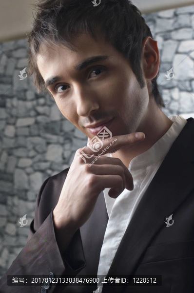 英俊的年輕人黑色西裝肖像