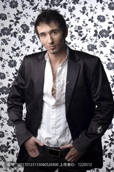 黑色西裝的年輕人