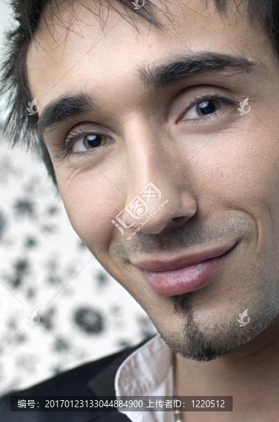 黑色西裝的年輕人