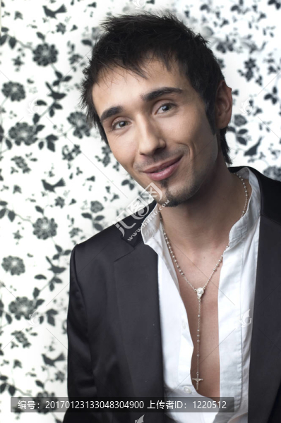 黑色西裝的年輕人