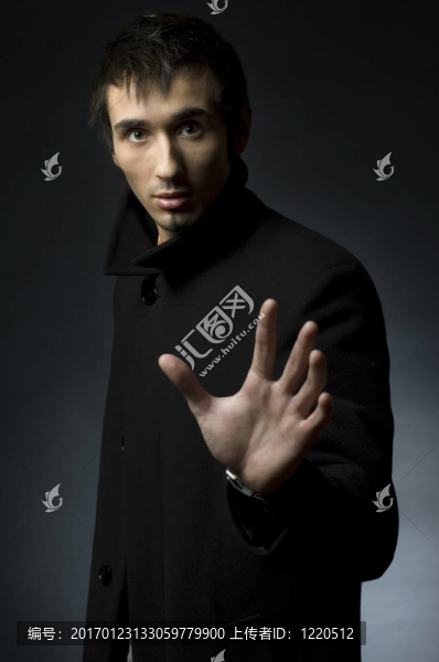 一個(gè)年輕人低調(diào)人像-匯圖網(wǎng) www.fosd68.com 一個(gè)年輕人低調(diào)人像