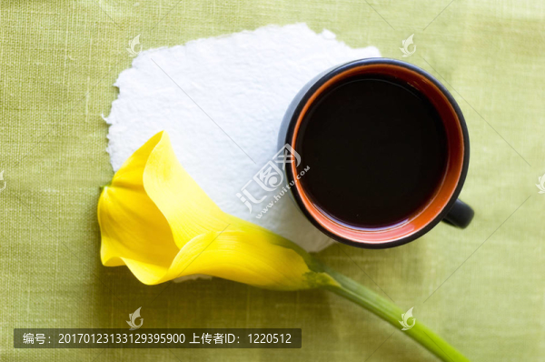 一杯咖啡和一份馬蹄蓮和地方空間