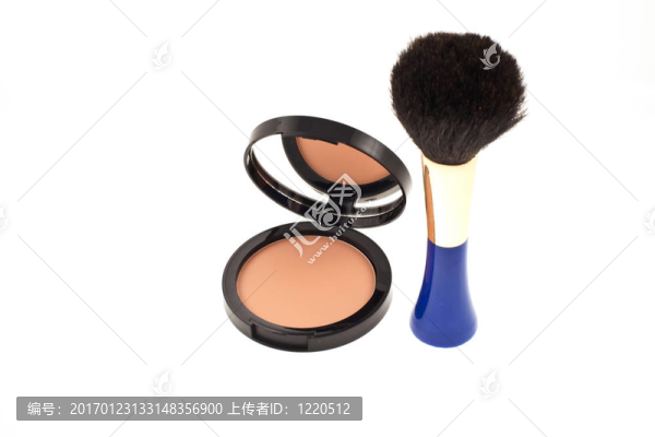 用鏡子和刷子的臉粉