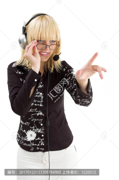 觸摸虛擬屏幕的女人