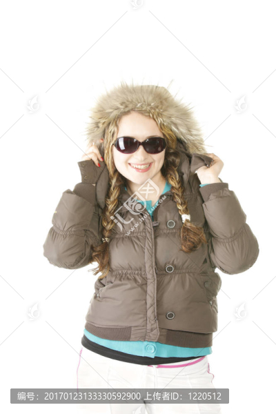 有趣的女孩在冬天的衣服