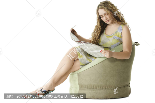 女人看報紙